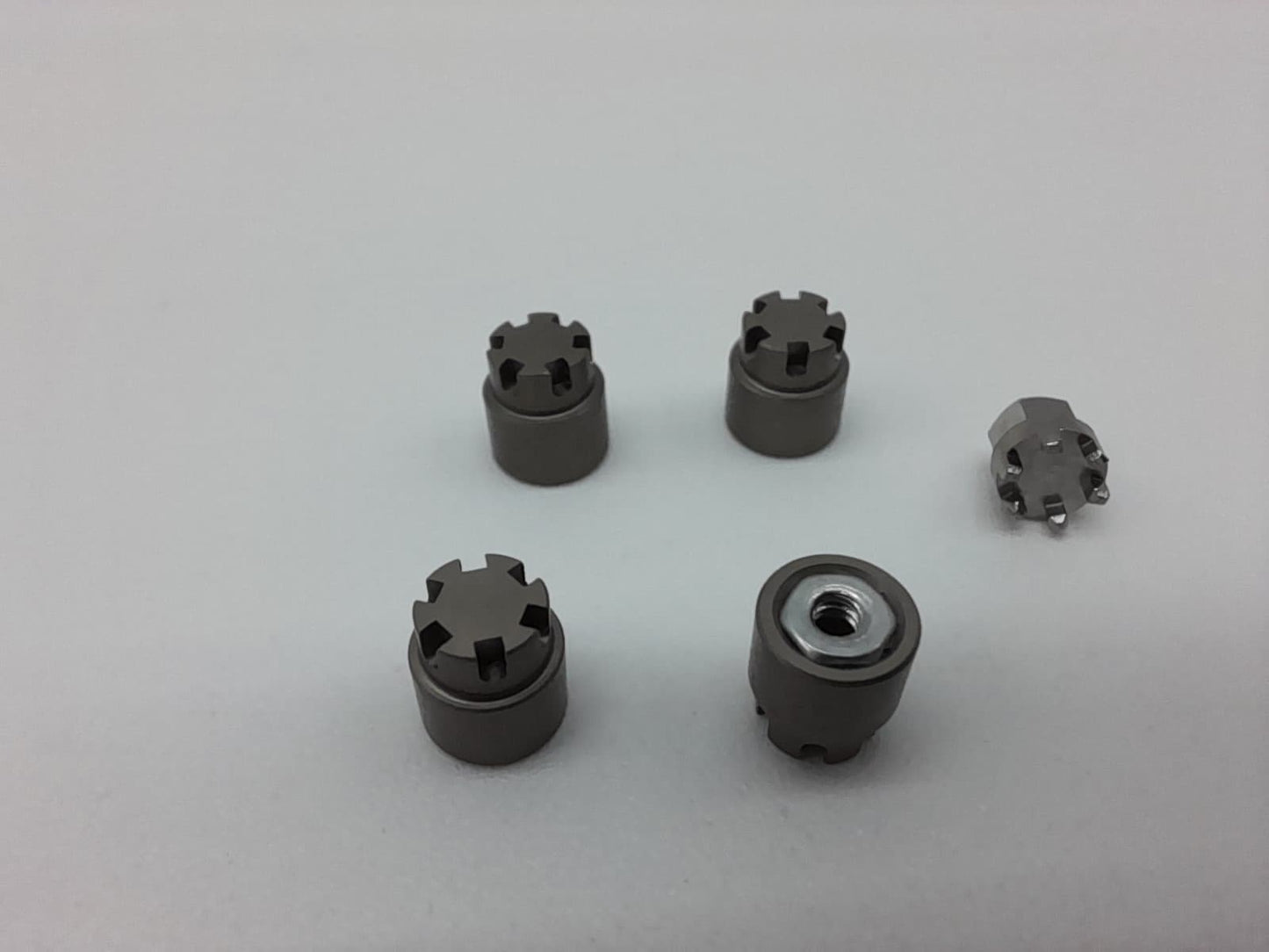 M2 – Ensemble de (4) Boulons de roues Gris 1/24 (M2-GR)
